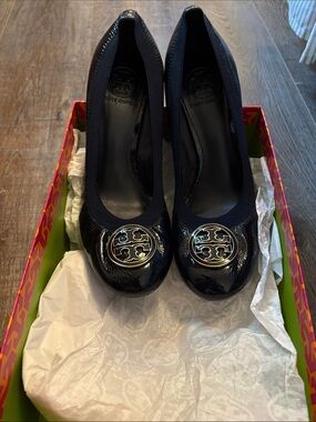 NEW Tory Burch Navy Blue Patent Leather Logo Pumps